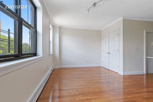 Building Photo - 368 Cumberland St