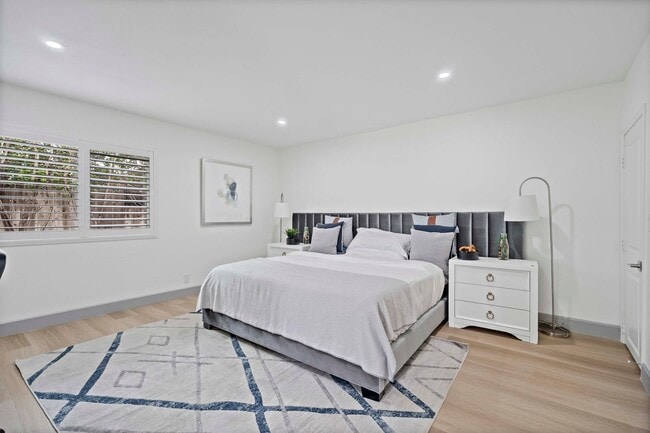 Building Photo - Irvine central location 2bd/1ba with separ...