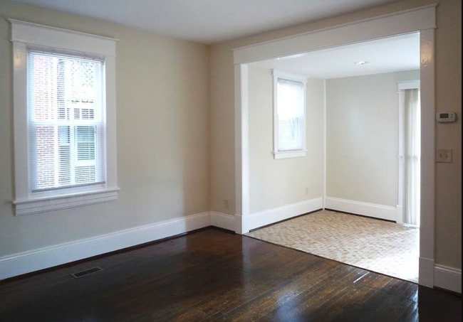 Living Rm, Kitchen - 523 Arbutus Ave SE