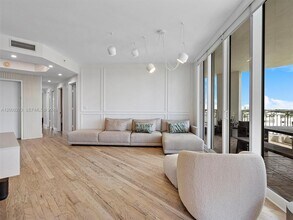 Building Photo - 9751 E Bay Harbor Dr