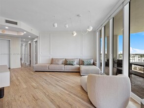 Building Photo - 9751 E Bay Harbor Dr