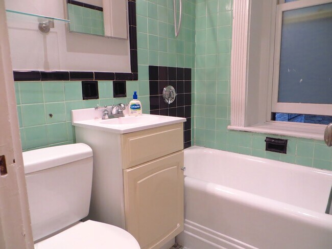 Foto del edificio - 8 Garrison St