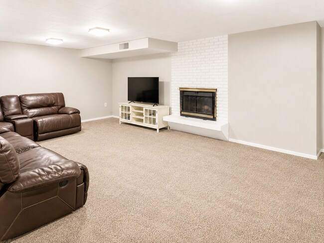 Foto del edificio - Large Basement Apartment For Rent