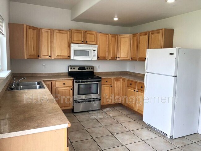 Building Photo - 2574 Robin Rd
