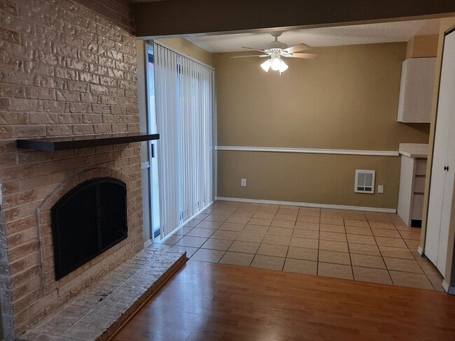 Building Photo - Steilacoom Gardens, 2 bedroom, 1 bath Townhome Style Condo.