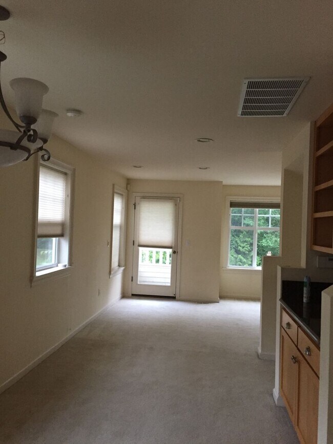 Foto del edificio - Three Bedroom Town House in Lichton Springs Seattle