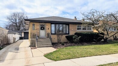 Building Photo - 1315 W Oakton St
