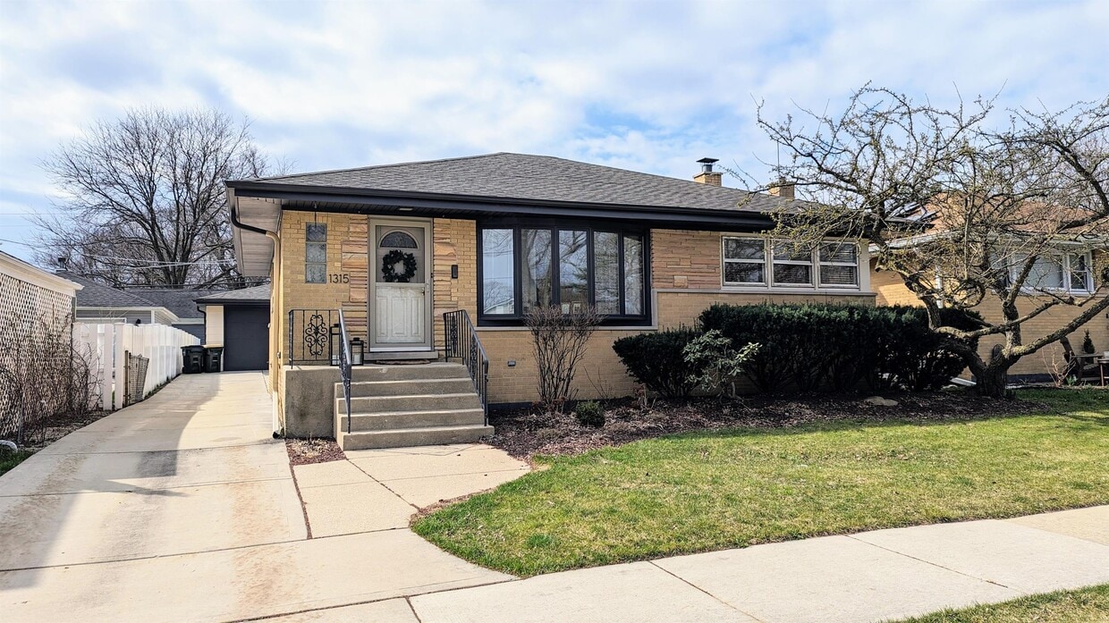 Primary Photo - 1315 W Oakton St