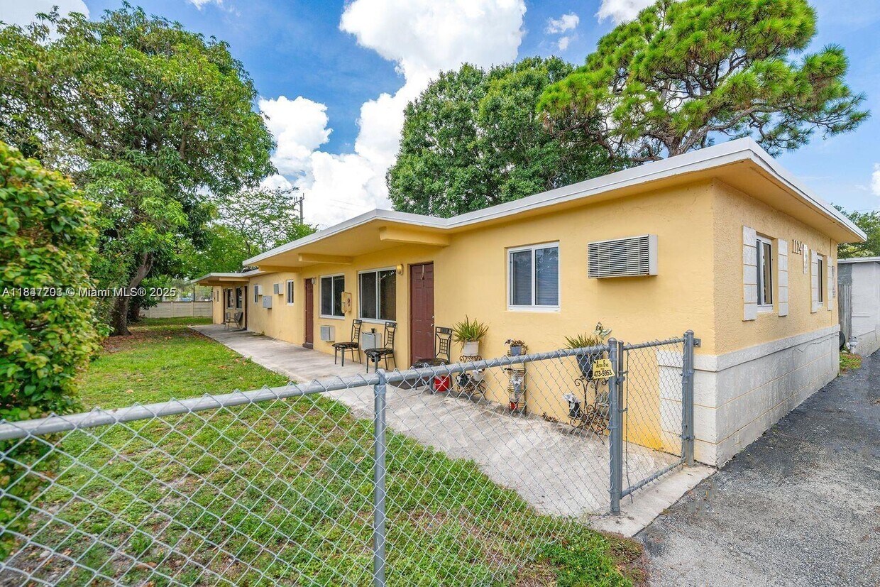 Foto principal - 1124 NW 2nd St