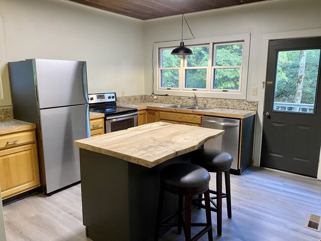 Kitchen toward deck. Approx 12' x 12' - 7051 Greenville Hwy