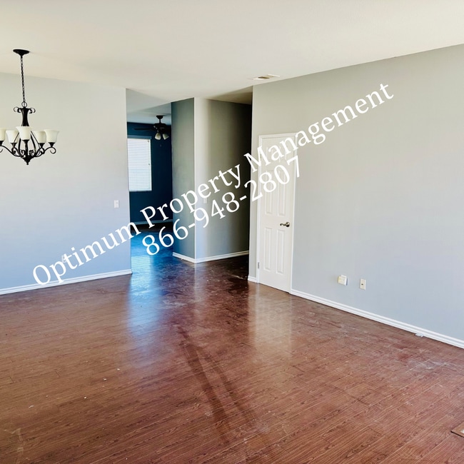 Building Photo - Modern Elegance and Comfort!