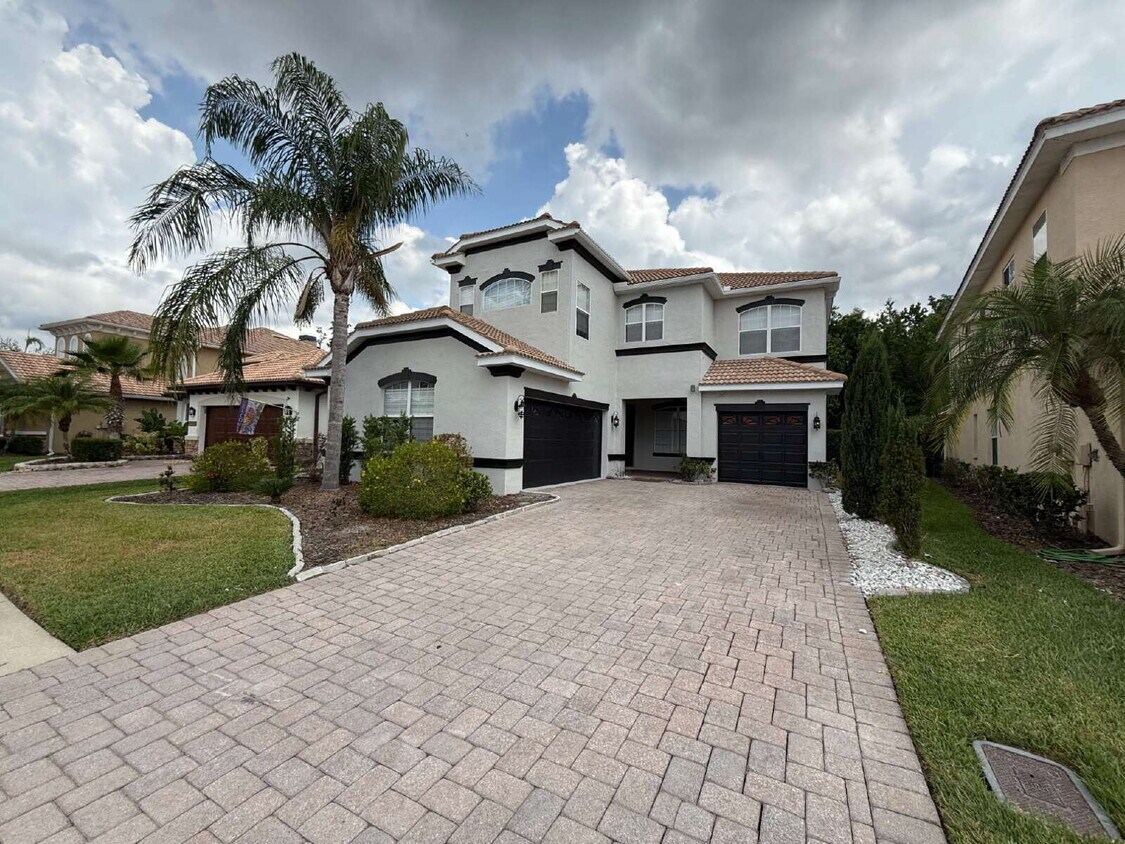 Foto principal - Elegant 5-Bedroom Home in Coveted Cory Lak...