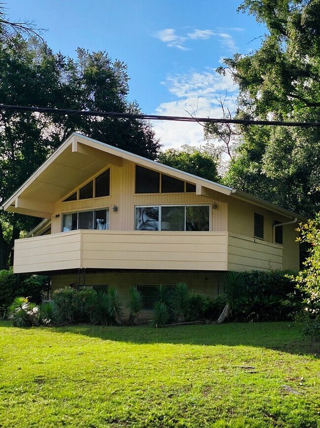 Foto del edificio - The House Boat Garage Apartment