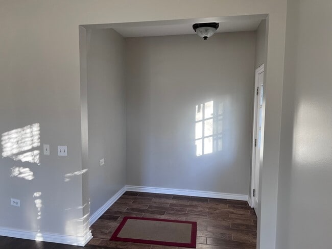 Foyer - 3333 Bromley Ln