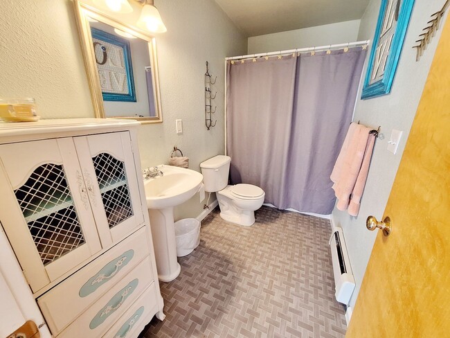 Building Photo - Updated modern studio apartment