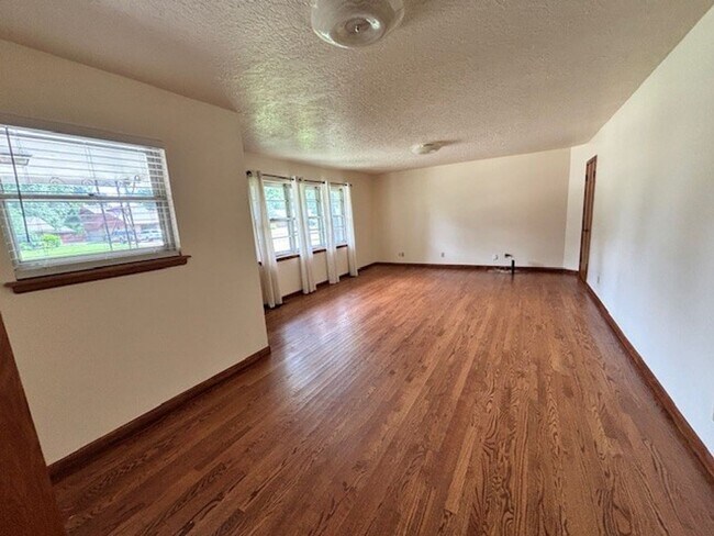 Building Photo - (3) Bed/(2) Bath with Storm Shelter and Mo...