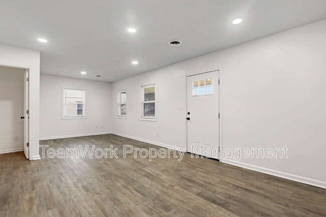 Building Photo - 3027 Terry Dr