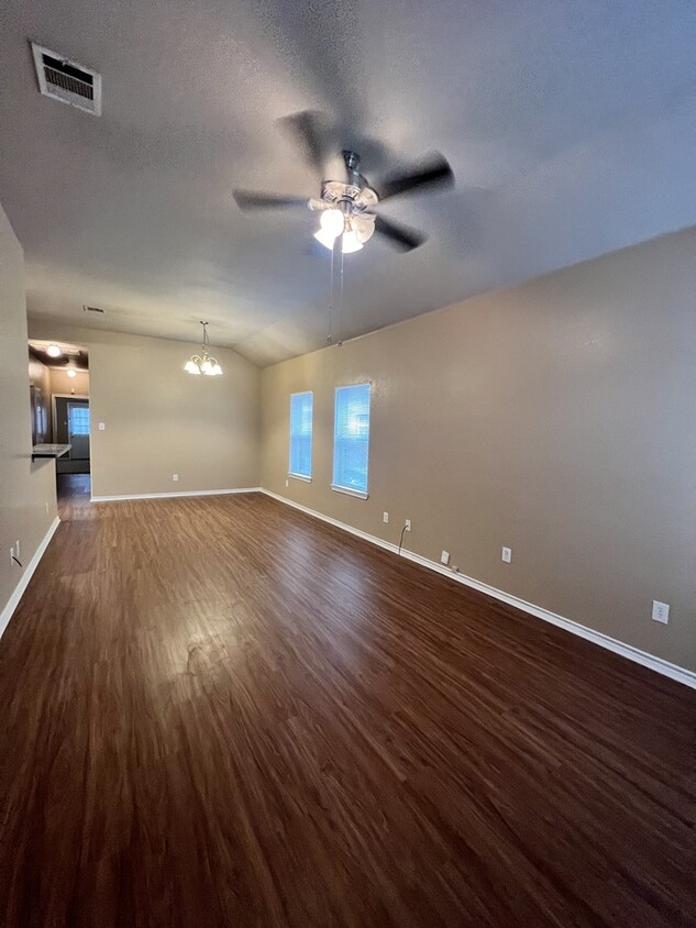 Building Photo - Stunning Duplex 2/2 duplex in Burleson