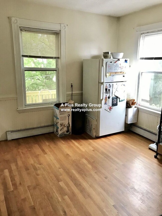 Building Photo - Central JP Location. Eat-in Kitchen, Priva...