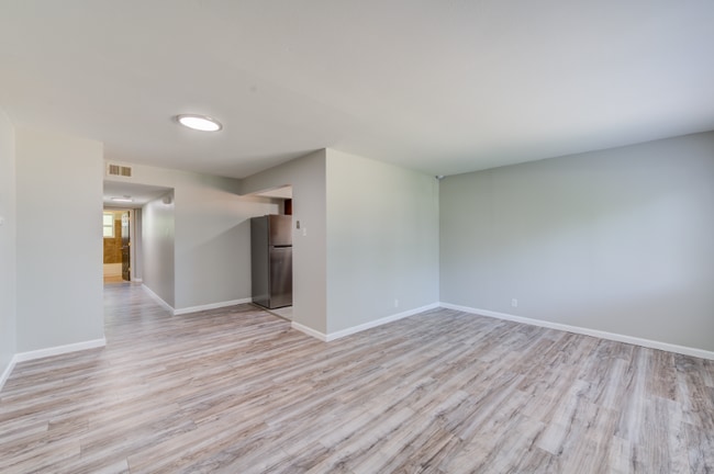 Building Photo - 10766 Tropic Dr