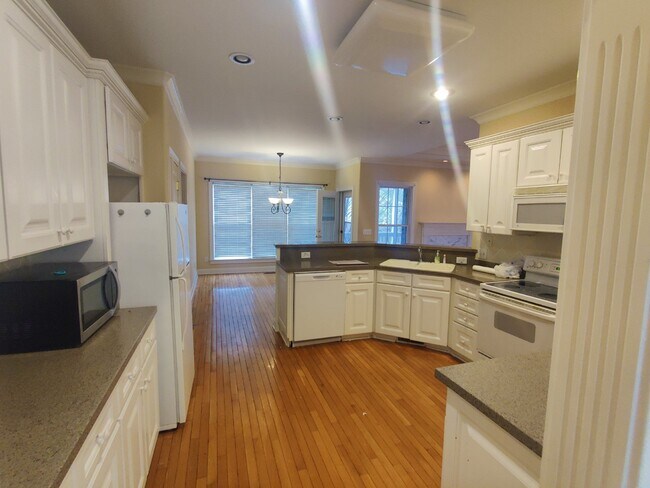 Building Photo - 3.5/2.5 bath 2700 sq ft. Photos coming soon!