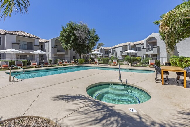 Sumérjase en la relajación en nuestro oasis de piscina con bañera de hidromasaje y área de descanso a la sombra - Boulders at Lookout Mountain Apartment Homes