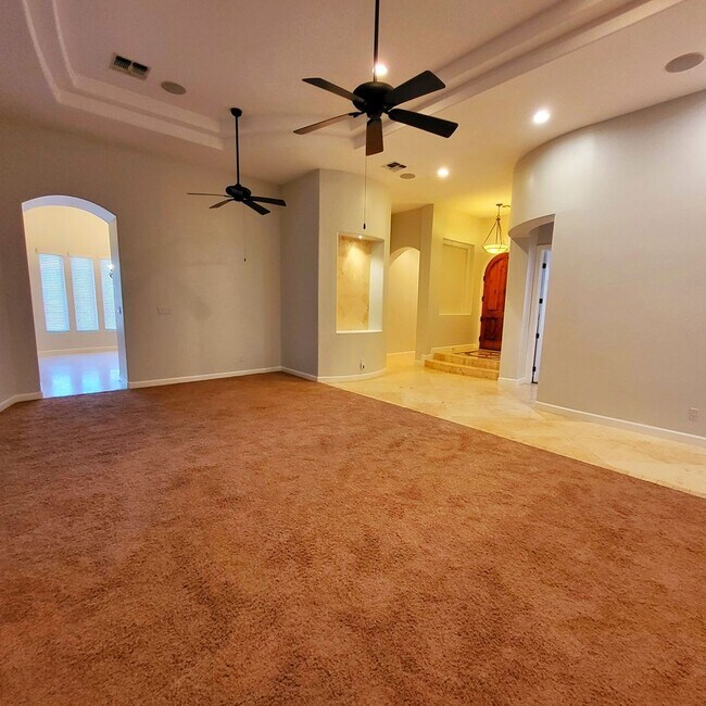 Foto del edificio - BEAUTIFUL HOME ON HUGE LOT!