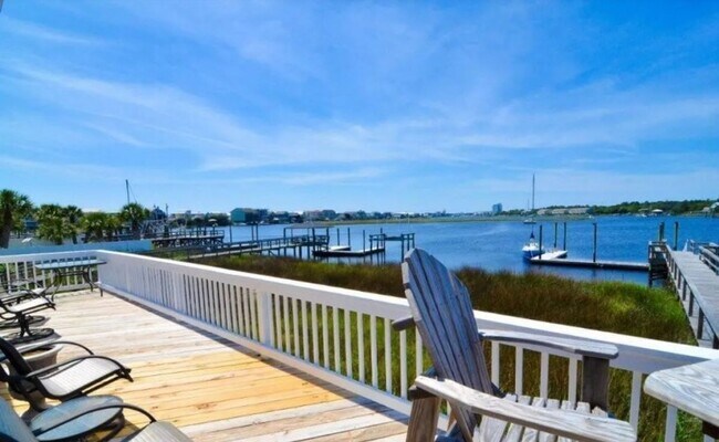Foto del edificio - TIME TO SECURE YOUR BOATER'S PARADISE FOR THE SPRING OF '26