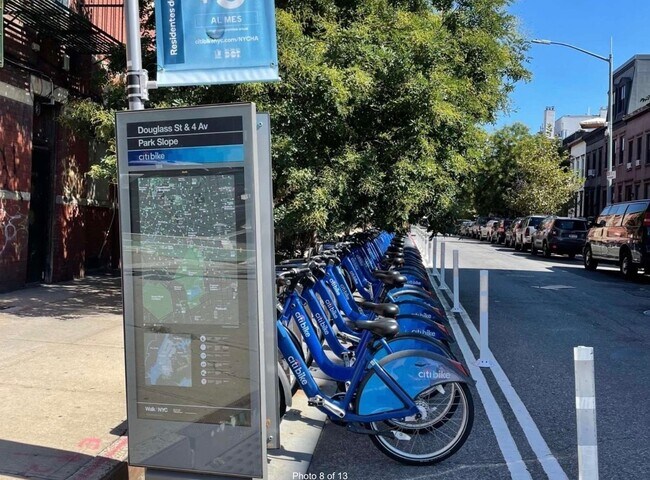 Building Photo - 368 Douglass St