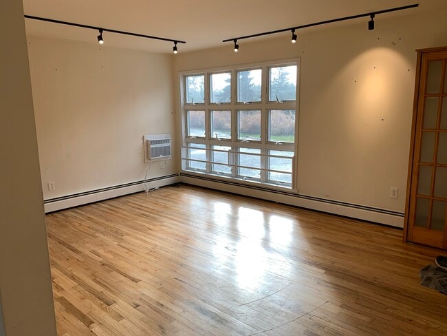 Building Photo - 580 Soundview Ave W