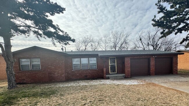 Foto del edificio - REDUCED  Spacious 3 bedroom