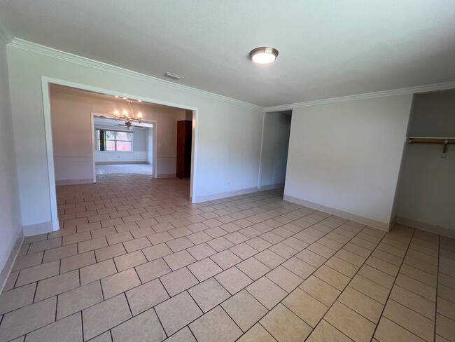 Foto del edificio - Charming 4-Bedroom Brick Home on Spacious ...