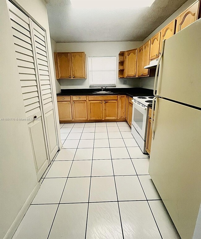 Foto del edificio - 7701-7713 Davie Road Extension Ext