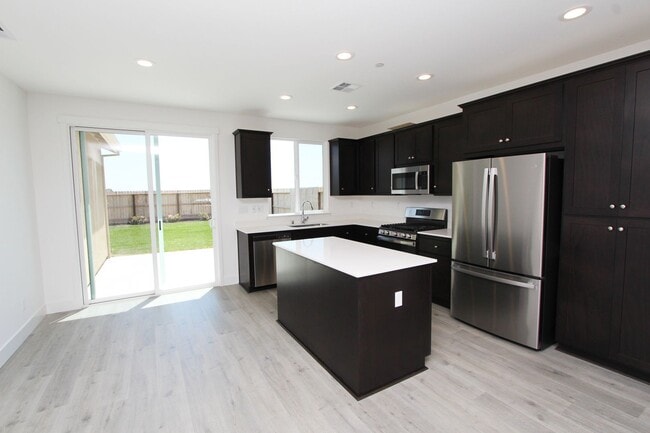 Foto del edificio - Built in 2023, this home still feels brand...