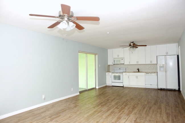 Building Photo - 2 Bedroom Duplex in Naples Park - Annual R...