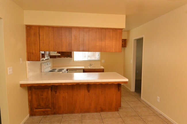 Foto del edificio - 3 Bedroom 2 Bathroom Home in SW Visalia close to shopping and restaurants!