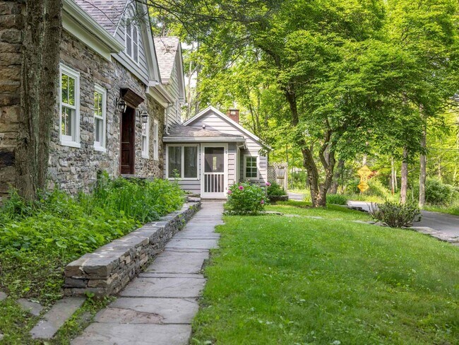 Foto del edificio - 50 Rose Hill Rd