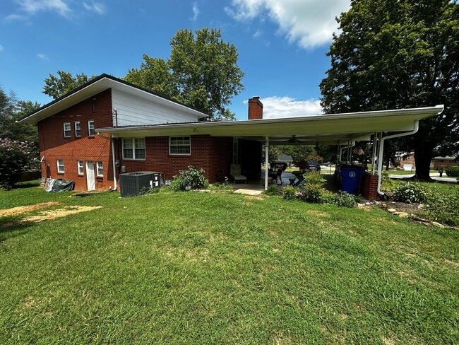 Building Photo - Reduced- Partially furnished 3 bed/ 1.5 bath - Morristown, TN