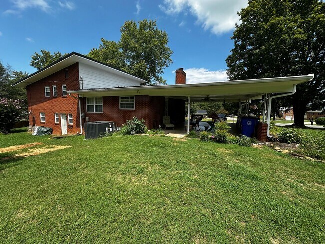 Foto del edificio - Reduced- Partially furnished 3 bed/ 1.5 bath - Morristown, TN
