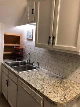 Foto del edificio - 297 River Rd