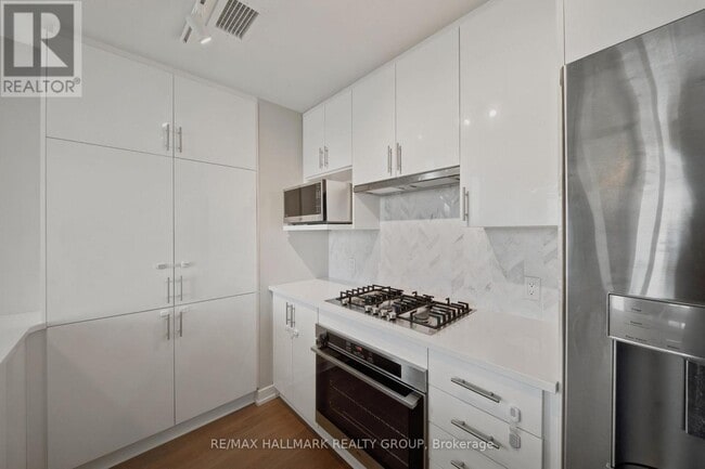 Building Photo - 530 De Mazenod Ave