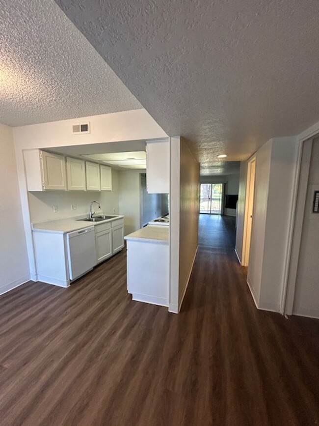 Foto del edificio - 3 Bedroom Townhome in Murray