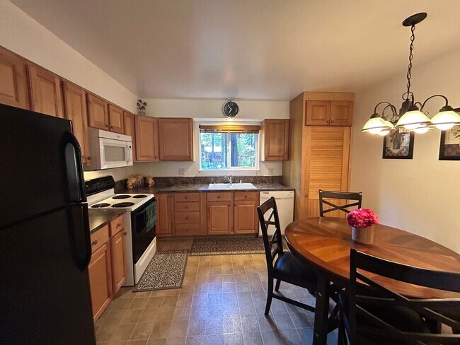 Building Photo - Great Location!  Furnished Condo off Ski Run Blvd - 6 month lease