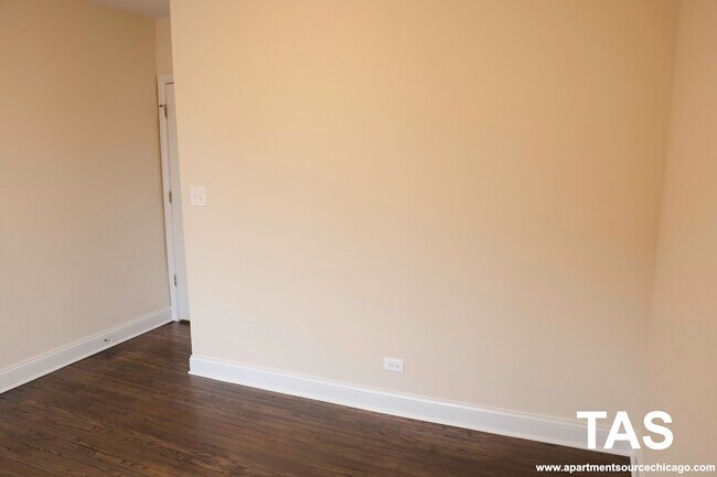 Foto del edificio - 2359 N Drake Ave