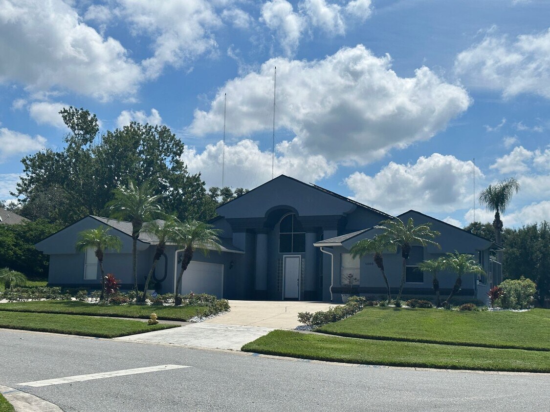 Foto principal - Amazing 4 bed 3 bath home with Pool - NO E...