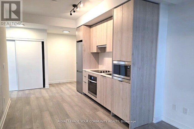 Photo du bâtiment - 1007 The Queensway