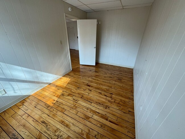 Building Photo - Apartment