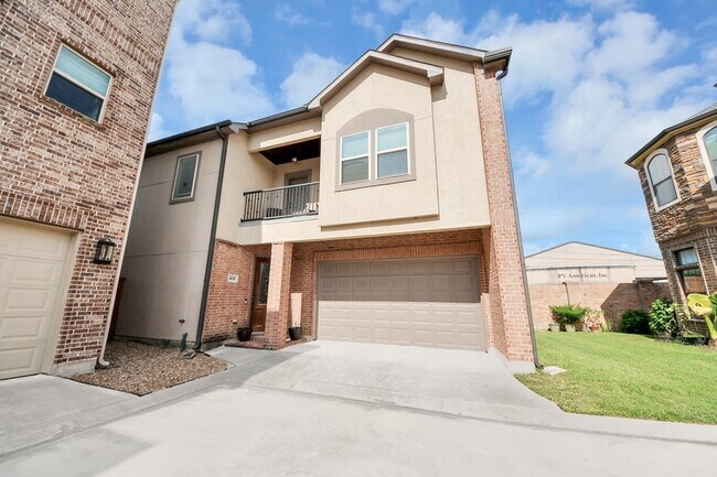 Building Photo - 11045 Upland Forest Dr