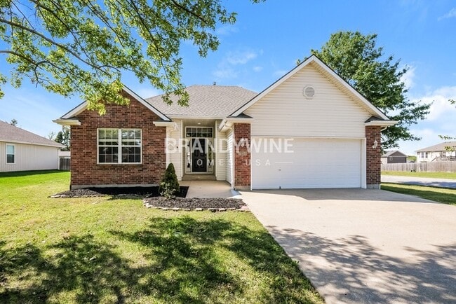 Building Photo - 701 SW Logan Dr