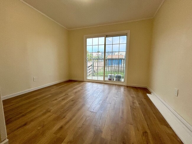 Building Photo - 355 Willits St